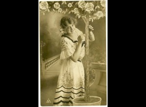 AK altes Foto Mädchen mit Rosenbaum Modell 1907 (3007